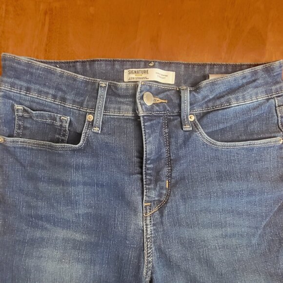 Levi’s Signature Gold  ~ Sz 4S ~ Straight Leg Jeans ~ Excellent / New Condition - Picture 2 of 8